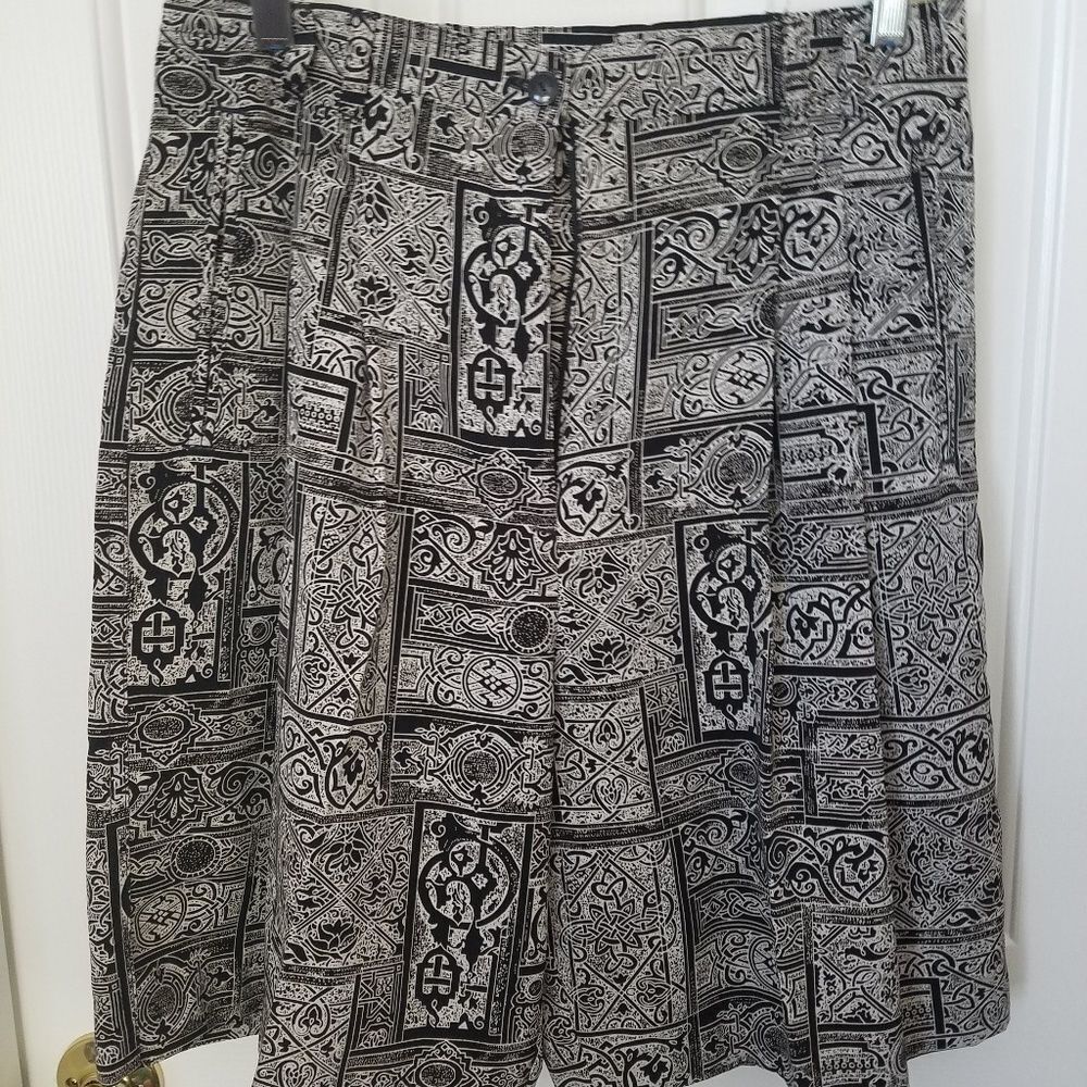 Bette & Court Women’s Bermuda Shorts Size 10 Black Tan Tribal Print Golf Casual